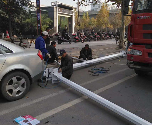 河南省郑州市郑东新区监控杆安装现场 河南省郑州市郑东新区监控杆安装现场