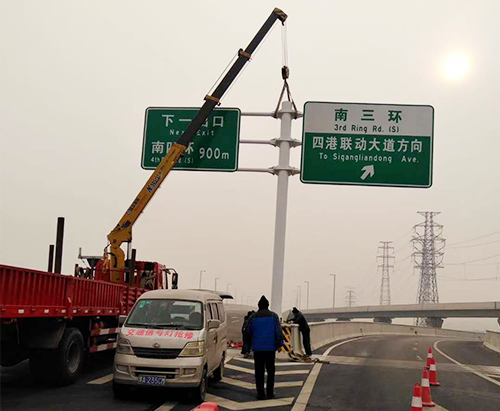 河南省郑州市南四环标志杆安装现象 河南省郑州市南四环标志杆安装现象