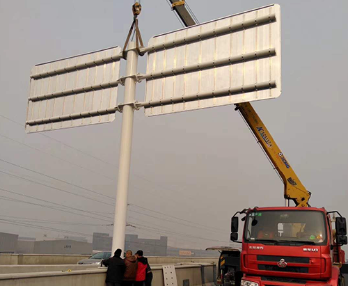 河南省郑州市南四环标志杆安装现象 河南省郑州市南四环标志杆安装现象